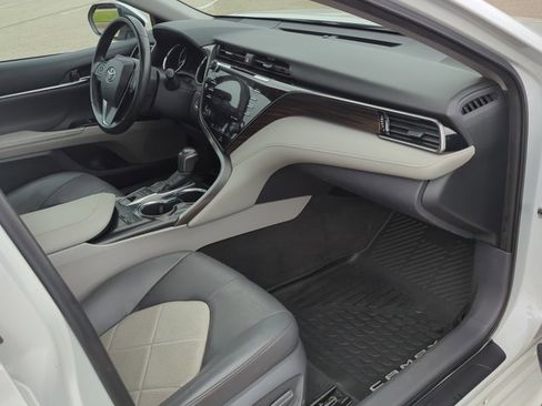 Used 2019 Toyota Camry XLE FWD image 21