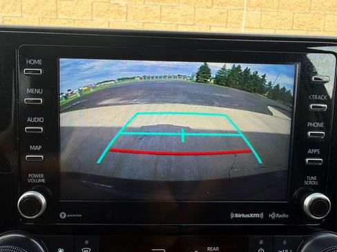 Used 2021 Toyota Highlander XLE AWD/4WD image 10