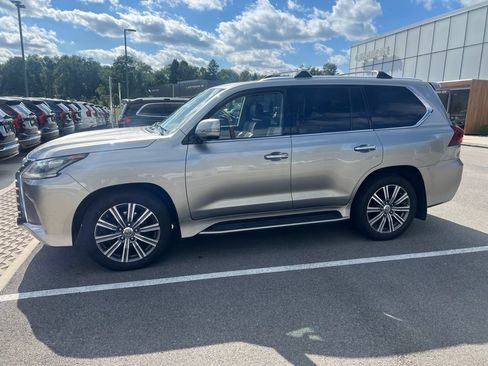 Used 2017 Lexus LX 570 4WD w/ Luxury Package image 11