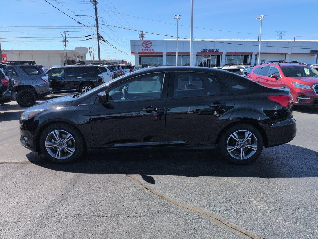 Used 2018 Ford Focus SE w/ SE Appearance Package FWD image 2