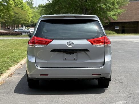 Used 2012 Toyota Sienna FWD image 5