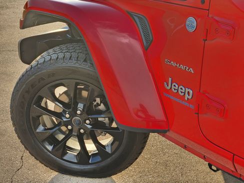 Used 2024 Jeep Wrangler Unlimited Sahara AWD/4WD image 17