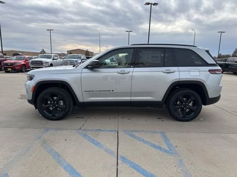 New 2025 Jeep Grand Cherokee Limited w/ Black Appearance Package image 5