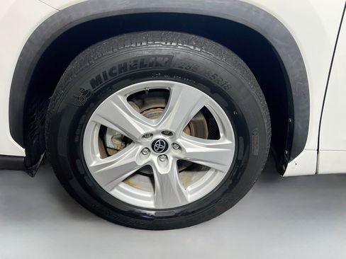 Used 2022 Toyota Highlander L FWD image 13