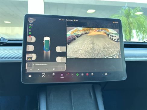 Used 2021 Tesla Model Y Long Range image 22