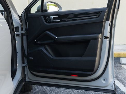 Used 2022 Porsche Cayenne Coupe image 34