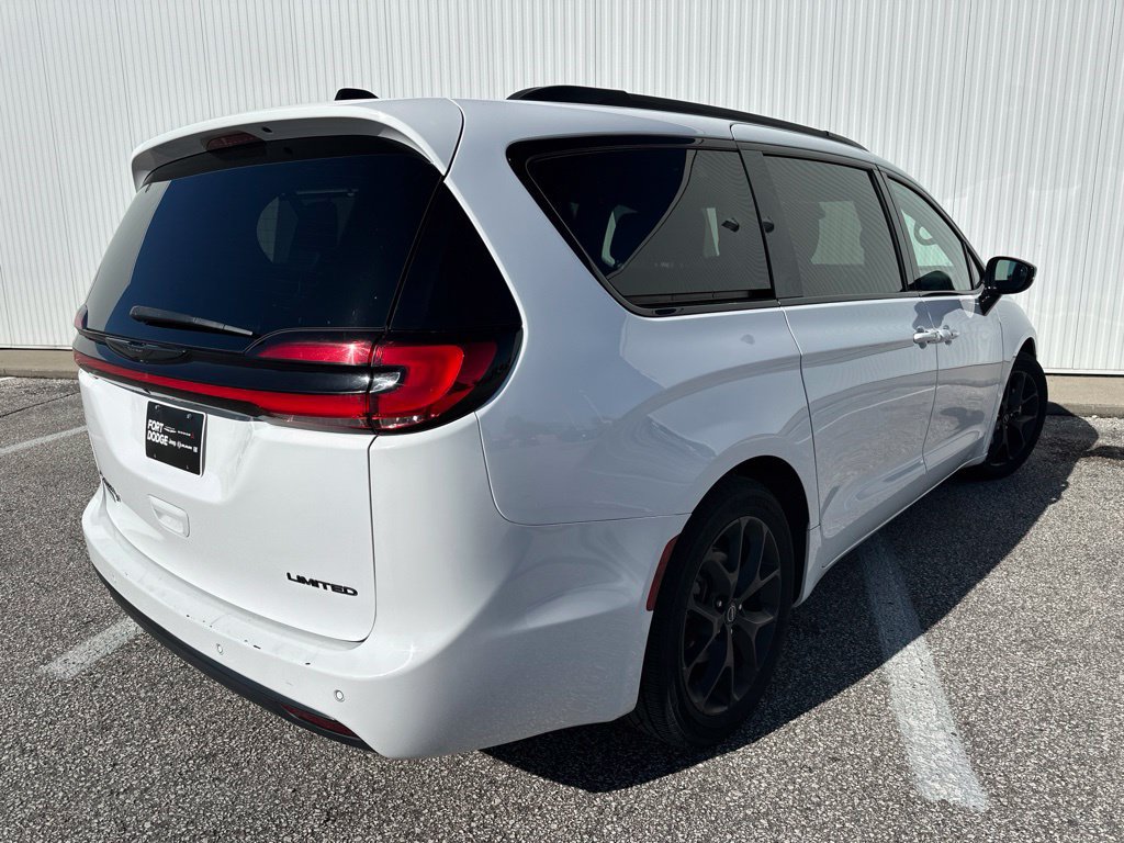 Used 2025 Chrysler Pacifica Limited FWD image 7