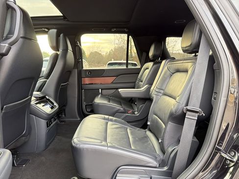 Used 2024 Lincoln Navigator Reserve image 14