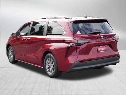 Certified 2022 Toyota Sienna XLE w/ XLE Plus Package FWD image 5