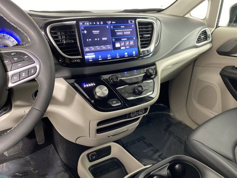 Used 2024 Chrysler Pacifica Touring-L image 27