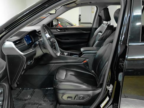 Used 2023 Jeep Grand Cherokee L Limited AWD/4WD image 4