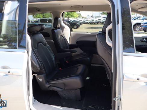 Used 2024 Chrysler Pacifica Touring-L FWD image 28