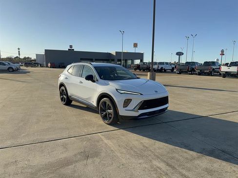 Used 2025 Buick Envision Sport Touring image 2