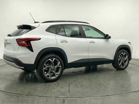 Used 2025 Chevrolet Trax LT FWD image 9