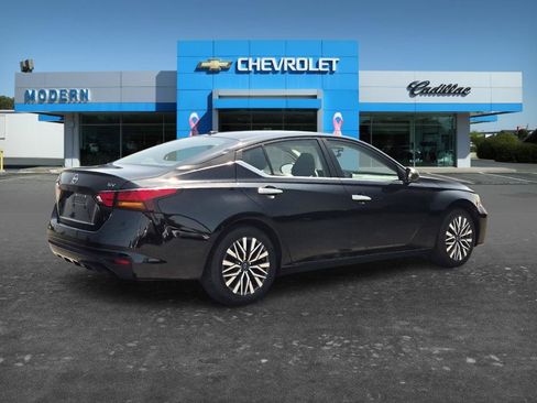 Used 2024 Nissan Altima 2.5 SV FWD image 5