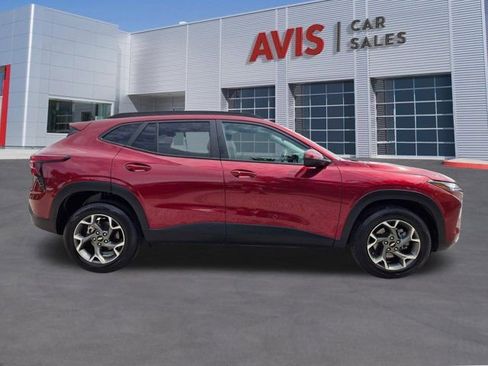 Used 2025 Chevrolet Trax LT w/ LT Convenience Package FWD image 5