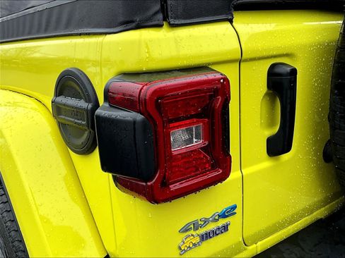 Used 2022 Jeep Wrangler Unlimited Sahara AWD/4WD image 34