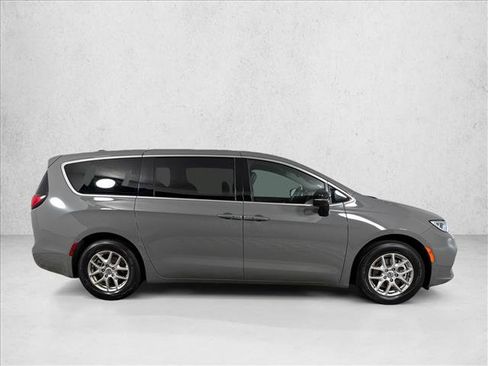 Used 2025 Chrysler Pacifica Select FWD image 2