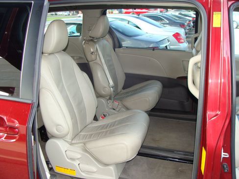 Used 2014 Toyota Sienna XLE FWD image 11
