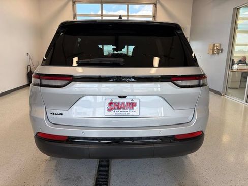 Used 2023 Jeep Grand Cherokee Altitude AWD/4WD image 7