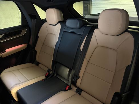 Certified 2025 Porsche Cayenne AWD/4WD image 33
