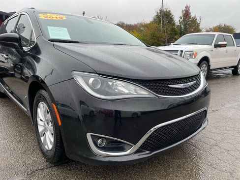 Used 2019 Chrysler Pacifica Touring-L FWD image 11