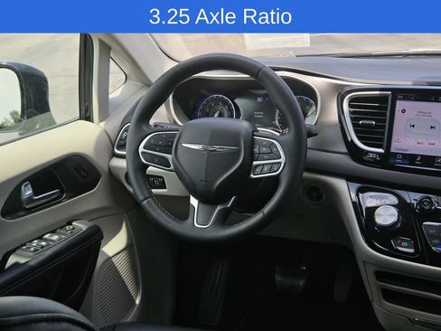 Used 2024 Chrysler Pacifica Touring-L FWD image 14