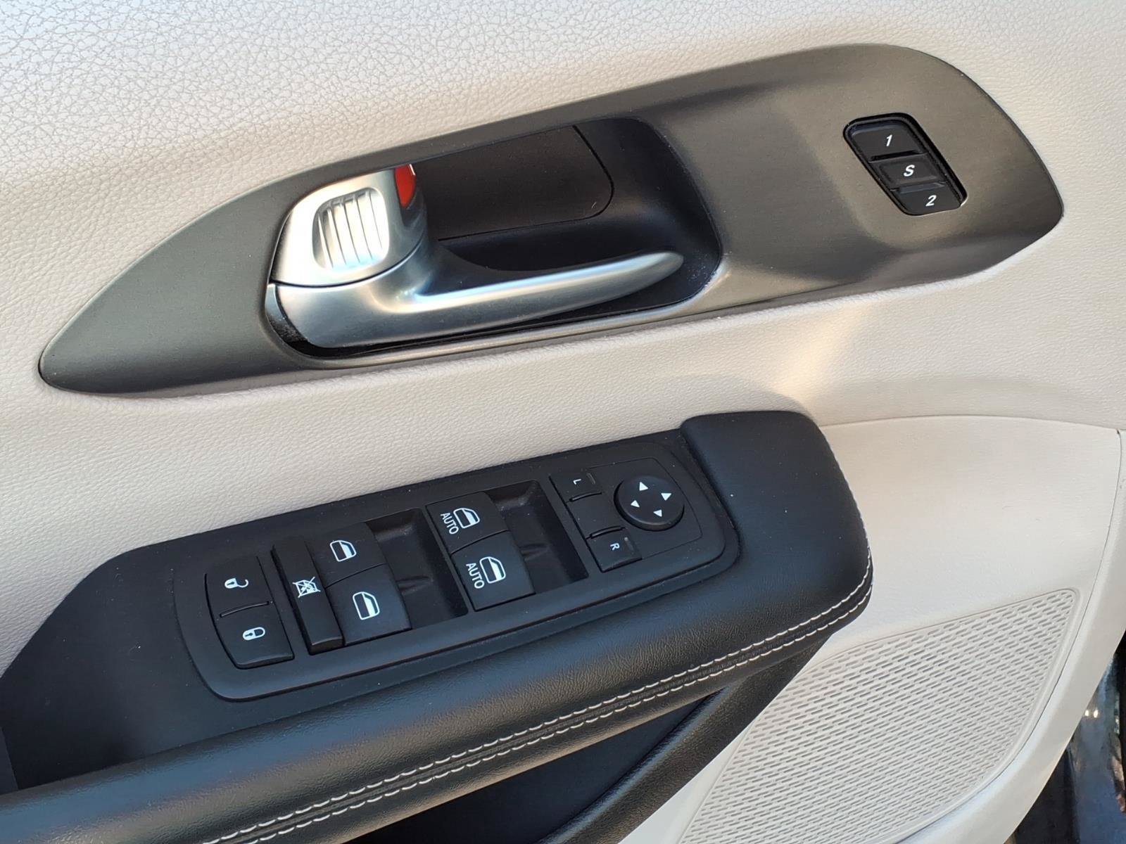 Used 2023 Chrysler Pacifica Touring-L FWD image 15