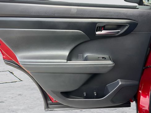 Used 2020 Toyota Highlander XLE image 24