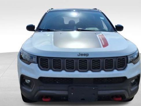 Used 2025 Jeep Compass Trailhawk AWD/4WD image 2