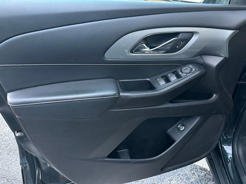 Used 2021 Chevrolet Traverse LT image 12
