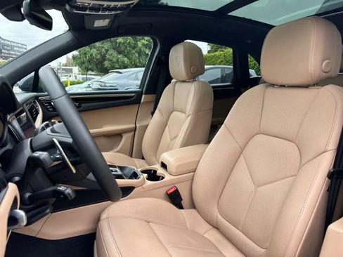 Certified 2025 Porsche Macan AWD/4WD image 5