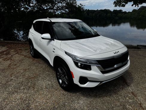 Used 2023 Kia Seltos LX AWD/4WD image 2