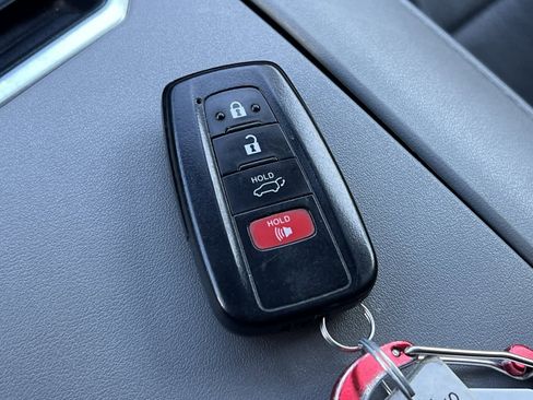 Used 2021 Toyota Highlander LE image 28