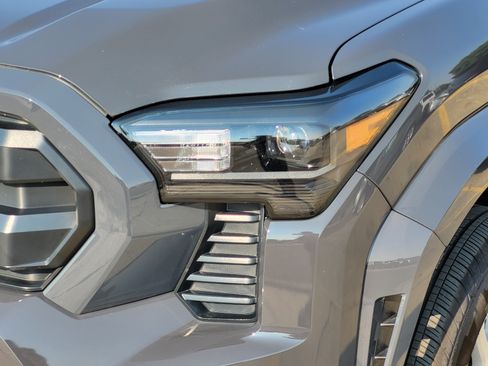Certified 2025 Toyota Tacoma SR5 AWD/4WD image 5