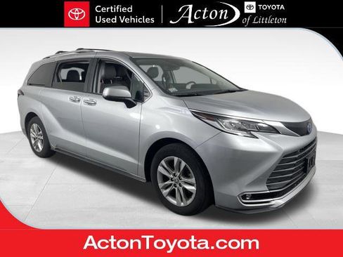Certified 2022 Toyota Sienna Limited image 1