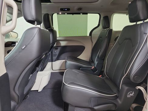 Used 2022 Chrysler Pacifica Limited FWD image 22