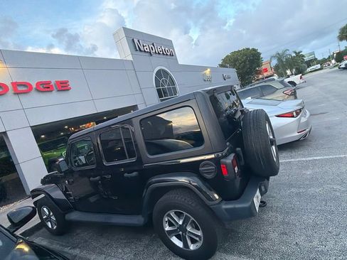 Used 2021 Jeep Wrangler Unlimited Sahara AWD/4WD image 12
