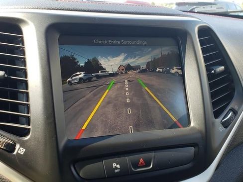 Used 2018 Jeep Cherokee Trailhawk image 23