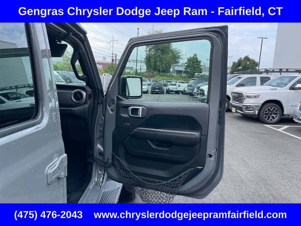 Used 2018 Jeep Wrangler Unlimited Sahara AWD/4WD image 19