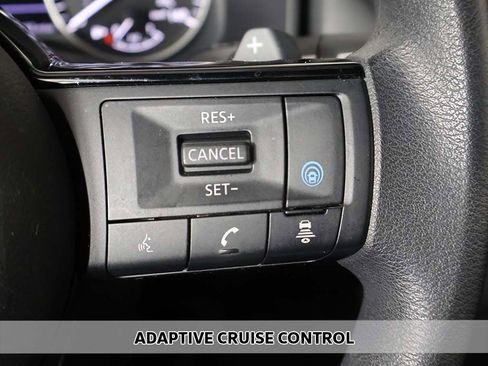 Used 2023 Nissan Rogue SV image 3