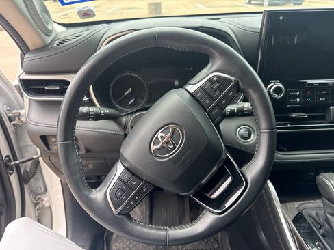 Used 2020 Toyota Highlander Limited FWD image 13