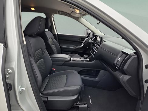 Used 2024 Nissan Pathfinder SV image 19