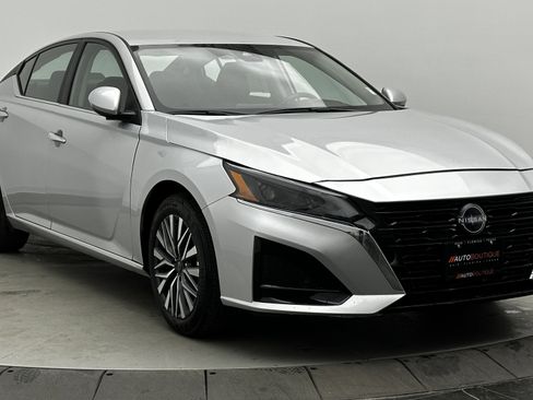 Used 2025 Nissan Altima 2.5 SV image 3