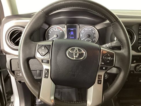 Used 2020 Toyota Tacoma SR5 AWD/4WD image 15