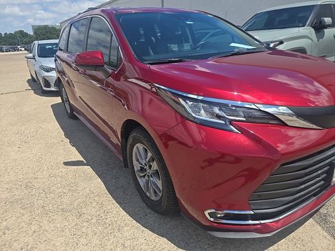 Used 2021 Toyota Sienna XLE FWD image 3
