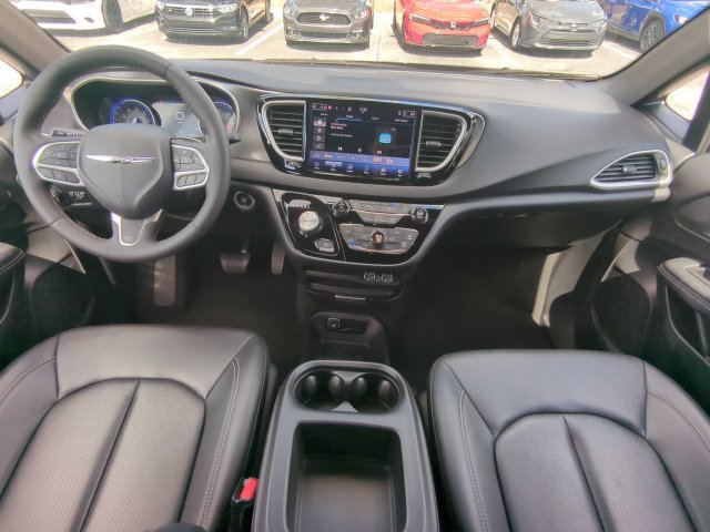 Used 2025 Chrysler Pacifica Select FWD image 18