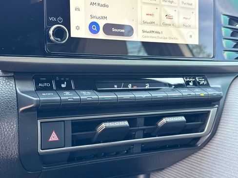 Used 2025 Toyota Camry SE w/ Convenience Package image 21