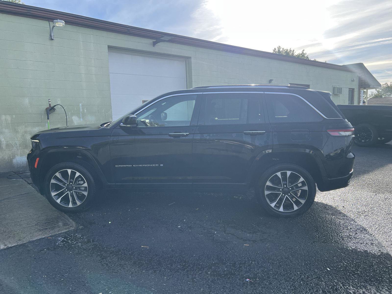 Used 2022 Jeep Grand Cherokee Overland w/ Adv Protech Group III AWD/4WD image 5