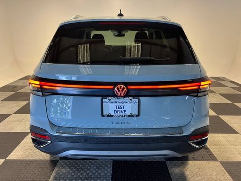 Certified 2025 Volkswagen Taos SE FWD image 4